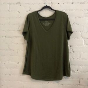 NWOT Torrid Size 2 Classic V Neck Tee